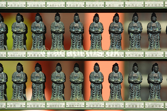 Sanzen-in. Buddafigurer med navneskilte p� bidragsydere til Sanzen-in templet i Ohara; ; Sanzen-in / Ohara; Japan; Asien; ; templer buddisme buddhism buddistisk