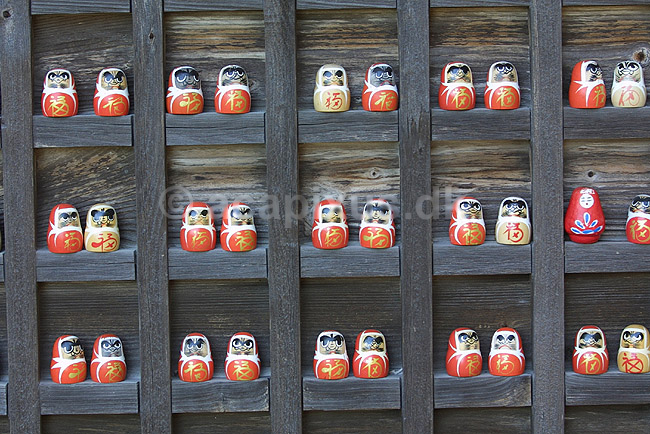 Katsuo-ji. Dukker der repr�senterer den bedende efter denne forlader templet ved Katsuo-ji templet i Minoh; ; Katsuo-ji / Osaka; Japan; Asien; ; templer shintoisme