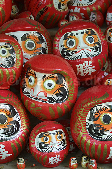 Katsuo-ji. Dukker der repr�senterer den bedende efter denne forlader templet ved Katsuo-ji templet i Minoh; ; Katsuo-ji / Osaka; Japan; Asien; ; templer shintoisme