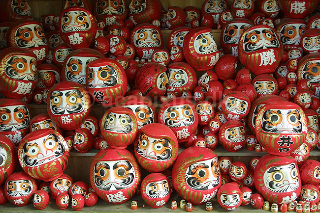 Katsuo-ji. Dukker der repr�senterer den bedende efter denne forlader templet ved Katsuo-ji templet i Minoh; ; Katsuo-ji / Osaka; Japan; Asien; ; templer shintoisme