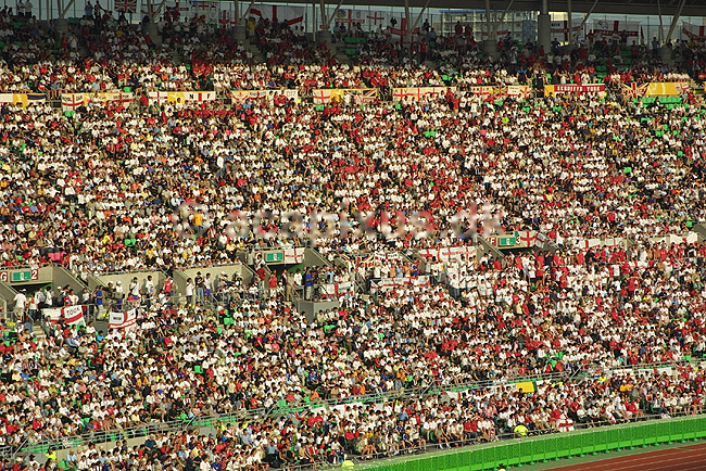 VM i fodbold 2002. Fodboldtilskuere til kamp imellem England og Nigeria ved VM i 2002; ; Osaka Stadium / Osaka; Japan; Asien; ; boldspil