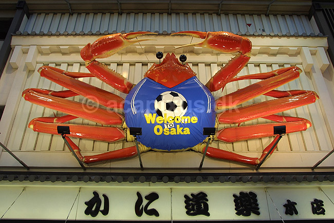 Dotonbori. Den ber�mte krabbe p� krabberestauranten i Dotonbori i Osaka under VM2002 udkl�dt som japansk fodboldsspiller; ; Dotonbori / Osaka; Japan; Asien; ; 