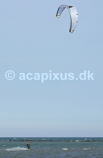 Windsail surfer. Windsail surfer ud for Fehmarns nordkyst; ; Fehmarn; Tyskland; Europa; ; surfing, windsurfere, vandsport, fritid, motion