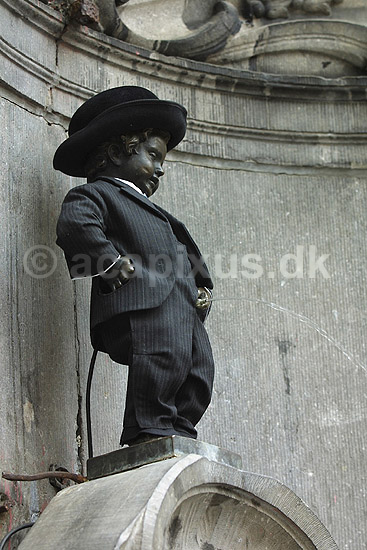 Manneken-Piss . Manneken-Piss statuen udkl�dt i jakkes�t; ; Bruxelles; Belgien; Europa; ; turistsev�rdigheder, turisme, springvand, vandfont�ner, urinering, tissetrang