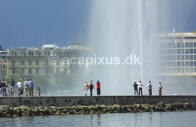 Jet de Eau. Jet de Eau springvandet i Geneve; ; Geneve; Schweiz; Europa; ; vejret, vejr og vind, regnskyer, atmosf�ren