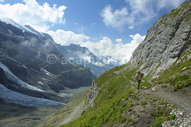 Bjergvandrer. Bjergvandrer p� vej op igennem Oeschinental p� vej mod Bl�mlisalph�tte; ; Kandersteg; Schweiz; Europa; ; bjergvandring, aktivferie, motion