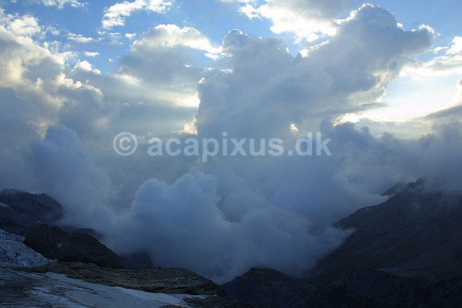 Oeschinental. Udsigt ned igennem overskyet Oeschinental fra Bl�mlisalph�tte i de Schweiziske Alper; ; Kandersteg; Schweiz; Europa; ; skyer, skyformationer, vejret