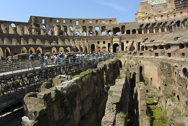 Colosseum. Turister i arenaen i Colosseum i Rom; ; Rom; Italien; Europa; ; romerriget, gladiatorkampe, turistsev�rdigheder, teatre, Colosseo, Coloseum