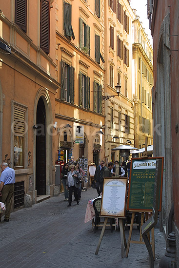 Roms gamle bydel. Bybillede med restauranter og turister i Roms gamle bydel; ; Rom; Italien; Europa; ; turistsev�rdigheder, springvand, font�ner