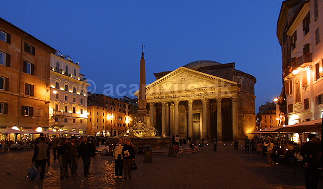 Piazza della Rotonda. Piazza della Rotonda med det n�sten 2000 �r gamle Pantheon i baggrunden i Rom; ; Rom; Italien; Europa; ; romerriget, turistsev�rdigheder
