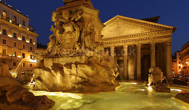 Piazza della Rotonda. Piazza della Rotonda med det n�sten 2000 �r gamle Pantheon i baggrunden i Rom; ; Rom; Italien; Europa; ; romerriget, turistsev�rdigheder