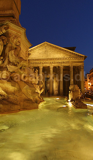 Piazza della Rotonda. Piazza della Rotonda med det n�sten 2000 �r gamle Pantheon i baggrunden i Rom; ; Rom; Italien; Europa; ; romerriget, turistsev�rdigheder