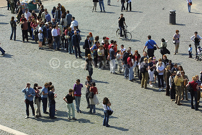 Billetk� til Colosseum. Turister ventende i 2 timer lang billetk� ved Colosseum i Rom; ; Rom; Italien; Europa; ; turistsev�rdigheder, turisme, ferierejser, storbyferie