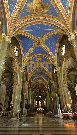 Santa Maria Sopra Minerva. Hovedskibet i Santa Maria Sopra Minerva, Roms eneste gotiske kirke; ; Rom; Italien; Europa; ; turistsev�rdigheder
