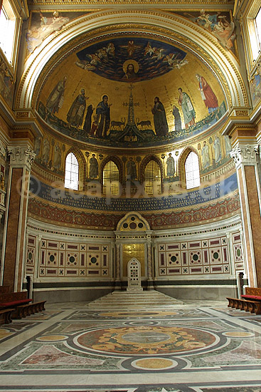 San Giovanni in Laterano. Roms domkirke, San Giovanni in Laterano. Paved�mmets s�de indtil 1400 tallet; ; Rom; Italien; Europa; ; turistsev�rdigheder, kirker
