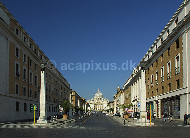 Peterskirken. Basillica di San Pietro eller Peterskirken set gennem Via della Conciliazione i Rom; ; Rom; Italien; Europa; ; turistsev�rdigheder, kirker, paven, paved�mmet, Vatikanet, Vatikan Staten
