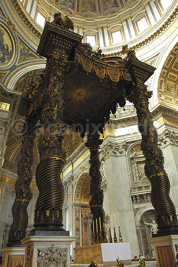 Peterskirken. Pavealteret under Berninis bronzebaldakin i Basillica di San Pietro eller Peterskirken i Rom; ; Rom; Italien; Europa; ; turistsev�rdigheder, kirker, paven, paved�mmet, Vatikanet, Vatikan Staten, sightseeing