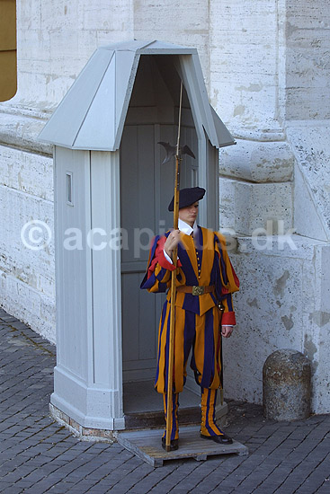 Schweizergarder. Schweizergarder bevogter indgang gennem Arco delle Campane ved Peterskirken i Vatikanet; ; Rom; Italien; Europa; ; turistsev�rdigheder, paven, paved�mmet, Vatikanet, Vatikan Staten