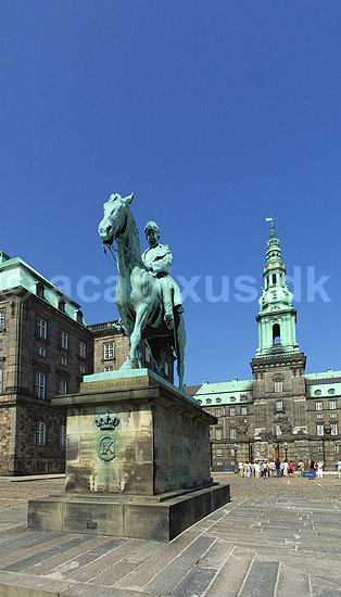 Christiansborg. Rytterstatuen af Christian den 9ende ved Christiansborg; ; K�benhavn; Danmark; ; sev�rdigheder; slotte, arkitektur, borge, konged�mmet, monarki
