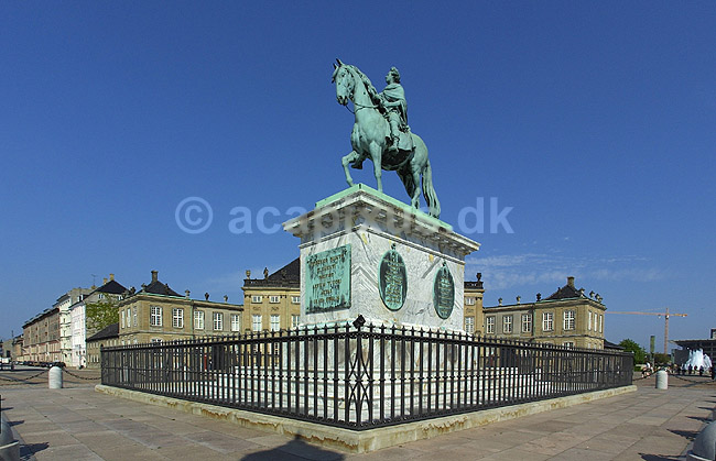 Amalienborg. Rytterstatuen af Frederik den 5te p� Amalienborg Slotsplads; ; K�benhavn; Danmark; ; sev�rdigheder; slotte, arkitektur, borge, konged�mmet, monarki