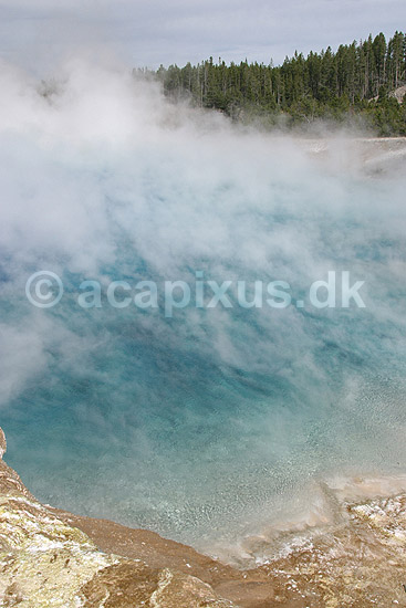 Geyser. Damp stiger op fra det varme vand i Excelsior Geyser geyseren ved Midway Geyser Basin i Yellowstone NP.; ; Yellowstone National Park / Wyoming; USA; Nord Amerika; ; Geothermisk, geotermisk varme, geysere